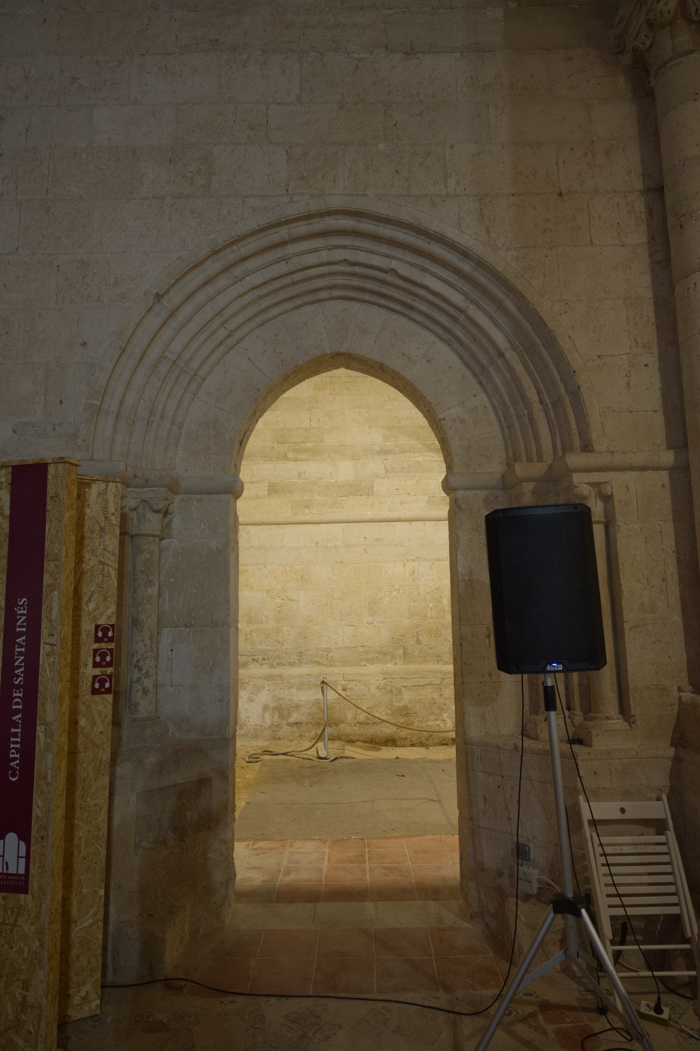 Portada de acceso a la capilla de Santa inés de la iglesia del monasterio de Palazuelos